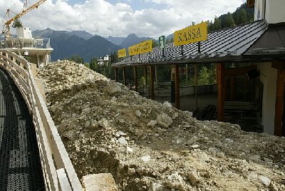 in Vordergrund links die Fussgänger- Umleitung und Haufen vor der Alpkopfbahn