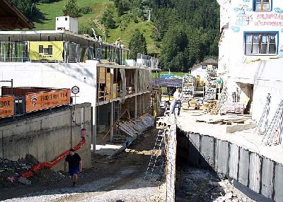 hier links kann man den alten Straßenverlauf erkennen!