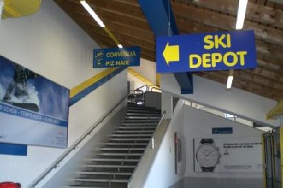 Eingang bei der mittelstation der standseilbahn corviglia (chantarella)