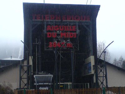 Die Talstation der berühmten Seilbahn auf den Aiguille du Midi. Ansicht von hinten. Die Bilder mussten einfach sein. Ich wollte da einfach hoch - aber das Wetter machte mir (uns) einen Strich durch die Rechnung. Schade.