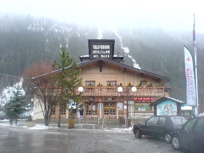 Die Talstation der berühmten Seilbahn auf den Aiguille du Midi. Ansicht von vorne.