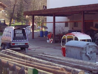 Links hinten stehen die bereits weißen Gondeln, rechts eine noch teilweise rote