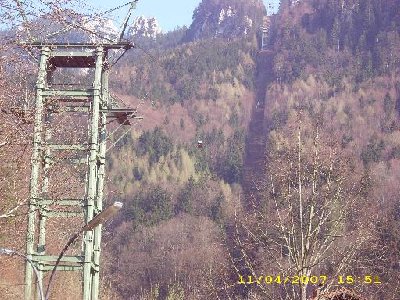Bahn fährt mit einer Gondel.