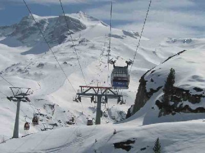 fixe 6 er kreuzt EUB und Funitel   Hintertuxer Gletscherbahnen.jpg