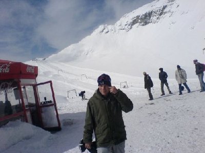 Blick auf die Gletscherlifte am Schneefernerkopf, im Vordergrund ich im Hintergrund rechts sind indische Touristen die noch nie auf Skiern gestanden sind und uns um Hilfe gebeten haben um in die Bindung zu kommen :-))