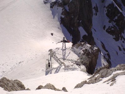 Die Materialseilbahn....mutig, an der Kante gehts n paar 100m runter.