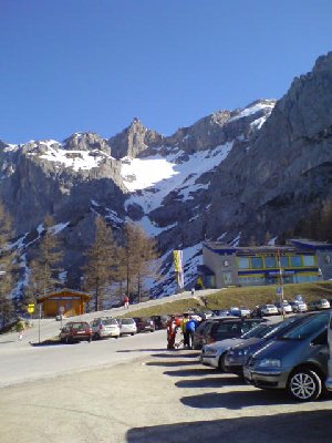 Talstation...ein paar Leute waren schon da.