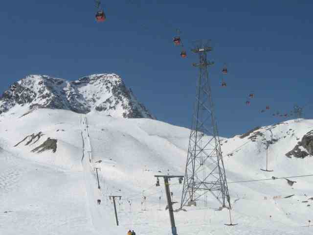 aufm Stubaier kreuzt Fernau 1 die Eisgratbahn 2.jpg