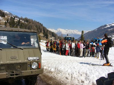 Ein Blick zurück auf die Warteschlange, Wartezeit ca. 30 min