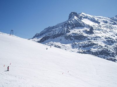 Blick auf Piste Nr. 4 mit dem Totenkopf 3151m im Hintergrund