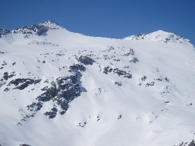 der Sonnblick 3088m. An diesem Tage sind etliche Tourengeher unterwegs auf seine Spitze! Übrigens eine superschöne Abfahrt!