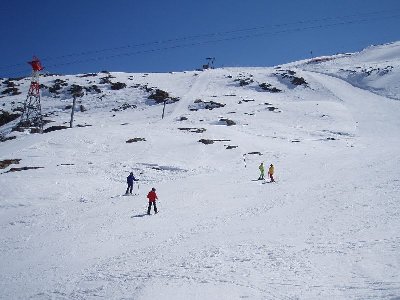 schwarze Piste am Lift &amp;quot;E&amp;quot; mit Stütze der ÖBB-Kraftwerksbahn