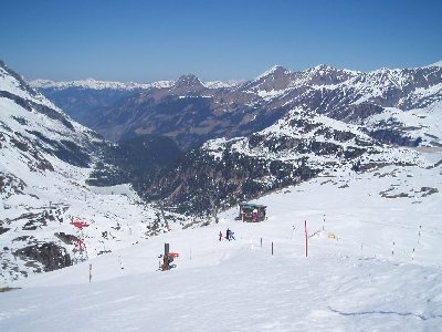 Blick ins Tal, im Vordergrund ist die Bergstation des SL &amp;quot; E&amp;quot; und die Talstation des Tellerliftes &amp;quot;F&amp;quot;