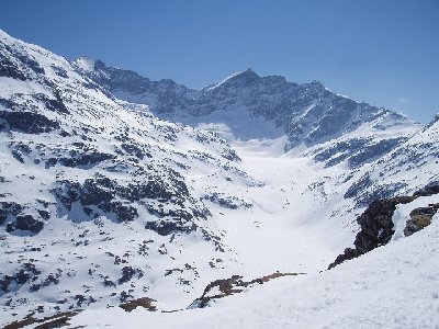 auch hier besteht von der Bergstation der DSB Medelz eine Abfahrtmöglichkeit unterhalb des Ödenwinkelkees zur Mittelstation Grünsee... ich fuhr diese aber leider nicht...