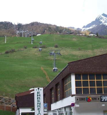Grüne Hänge an der Talstation der Giggijochbahn.