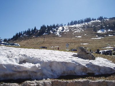 restlicher Schnee (ca. 40 cm)vor der Terasse bei der Speck-Alm