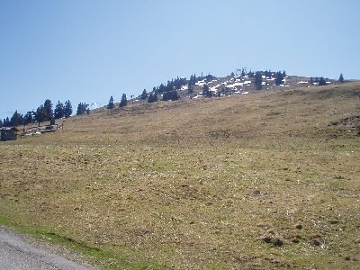 im Vordergrund ist der Bergstion des Schleppliftes Mittleres Sudelfeld; im Hintergrund sind die Sudelfeldkopflifte I &amp;amp; II