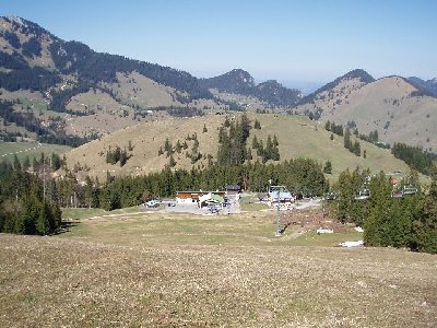 Blick zur Talstation des 4er Sessels und der Bergstaion des 1er Sessels