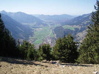 Blick ins Tal nach Bayrischzell, Osterhofen (Wendelsteinseilbahn) und Geitau (alter Dieselschlepper!)
