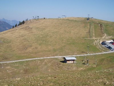 im Vordergrun sieht man den Trassenverlauf des SL Oberes Sudelfeld, im Hintergrund links erkennt man die Bergstionen der Sudelfeldkopflifte I &amp;amp; II