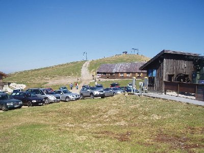 im Vordergrund die Talstation des Sl´s Vogelsang; im Hintergrund die Bergstation des SL´s Oberes Sudelfeld