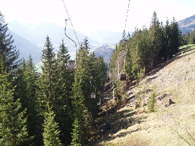 Blick von einem ehemaligen Betonsockel einer Stütze an der Trasse des 1er Sessels aus ins Tal