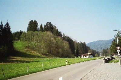 Kurz hinter Fischen die ehemalige Talstation am linken Straßenrand. Auch die ehem. Piste sieht man gleich.