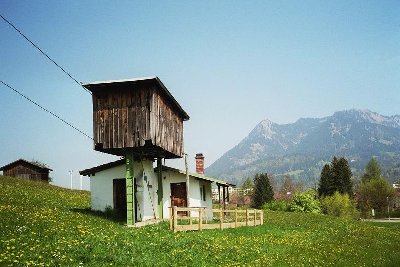 Komische Talstation. Im Hintergrund der Grünten.
