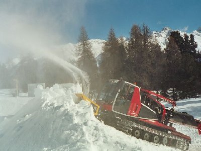 mein vater mit seiner WM-maschiene und mit der zaugg-schneeschleuder(wie sagt ihr zu diesem ding???