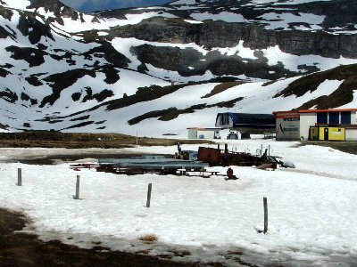 Reste des alten ESL und die neue und alte Talstation.