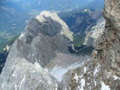 Zugspitzfahrt 27 Blick ins Höllental.jpg