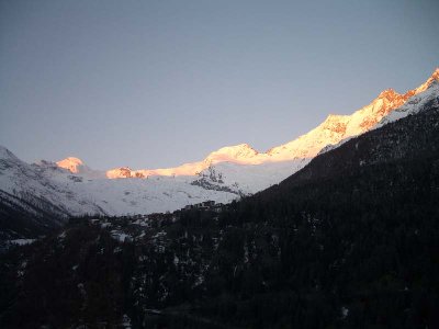 Saas Fee am Morgen von Saas Grund aus gesehen