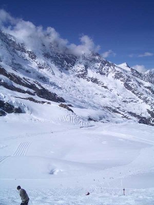 auf der Piste Alpin auf 3400 m Höhe, unten der Feegletscher