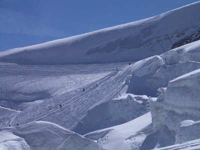 die Gletscherlifte wurden auf schwierigem Gelände installiert