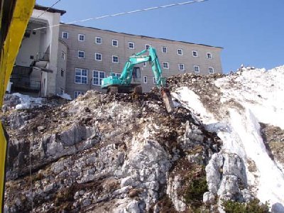 Bauarbeiten an der Bergstation auf 2100 m Höhe