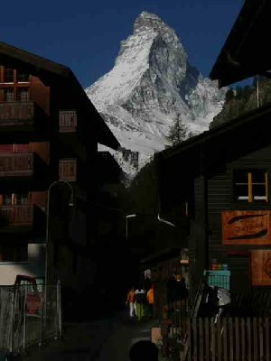 Auf dem Weg zur Talstation der Bergbahn Zermatt Furi grüsst das frisch verschneite Matterhorn