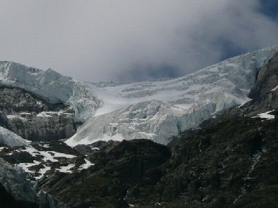 Erste Gletscher, sehr imposant hängen über dem Mattertal