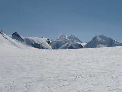 Könnte auch im Himalaya sein...<br />Hochplateau mit Castor und Pollux