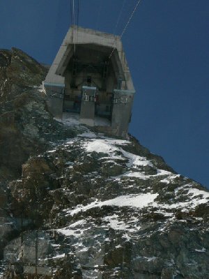 An den Fels geklebt!