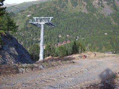 Vom Lift der die Schlitten raufbringen soll, ist noch nichts zu sehen. Im Bereich, von ca. 10m, der Stützen der Kombibahn werden aber Fundamente ausgebaggert !