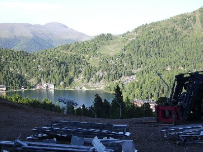 Blick vom Mittelteil des Nockyflitzers auf den Turrachsee, Sonnenbahnabfahrt und Wintertalernock.