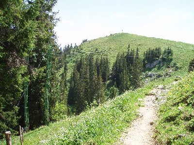 im Vordergrund ist die Materialseilbahn von der Bergstation der Suttenbahn aus zur Hütte unterhalb des Roßkopfes, im Hintergrund ist der Roßkopflift zu sehn