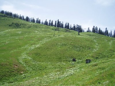 kurz vor der Bergstation erkennt man noch das Häuschen von der Lawinensprengbahn