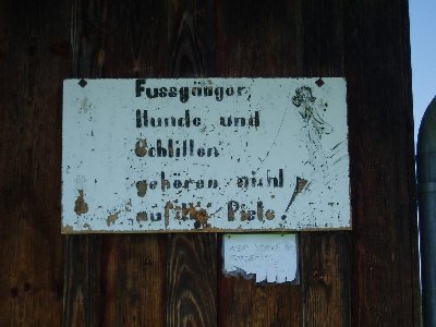 Fußgänger, Hunde und Schlitten gehören nicht auf die Piste...