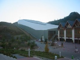 Die Skihalle von außen