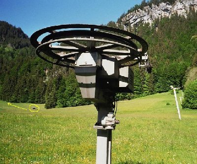 Oberstdorf-Tiefenbach. Links Talstation des Seillifts.