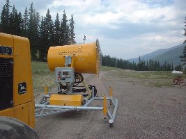 eine schneekanone wird gassi geführt