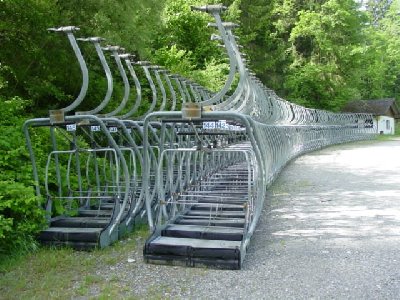 Die 145 Sessel warten auf den Abtransport