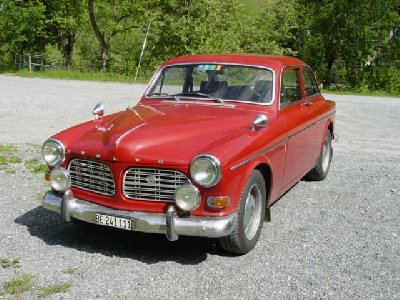 Zwar Off-Topic aber einfach schön und etwa gleich alt wie die Bahn. Volvo 123GT mit Overdrivegetriebe von ca. 1969. War neben der Talstation parkiert.