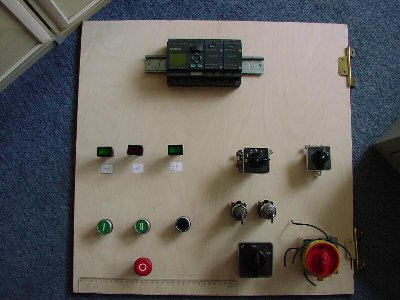 In die Holzplatte sollen später die Taster und Lampen rein.